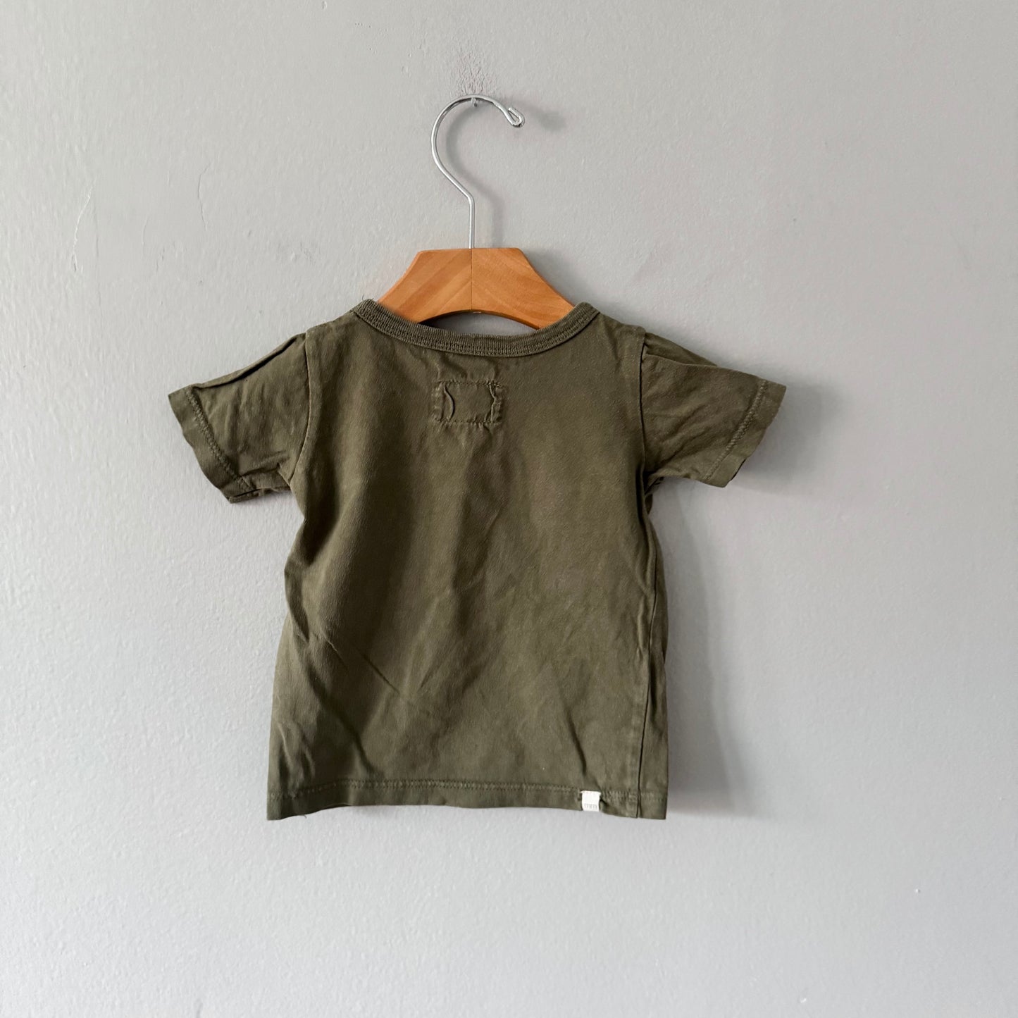 Mini mioche / T-shirt kaki / 6-12M