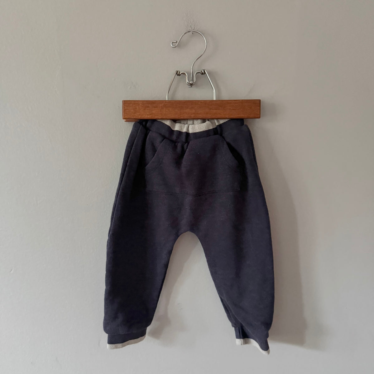 Hatley / Navy sweatpants / 18-24M