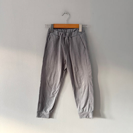 Uniqlo / Light grey active pants / 5-6Y