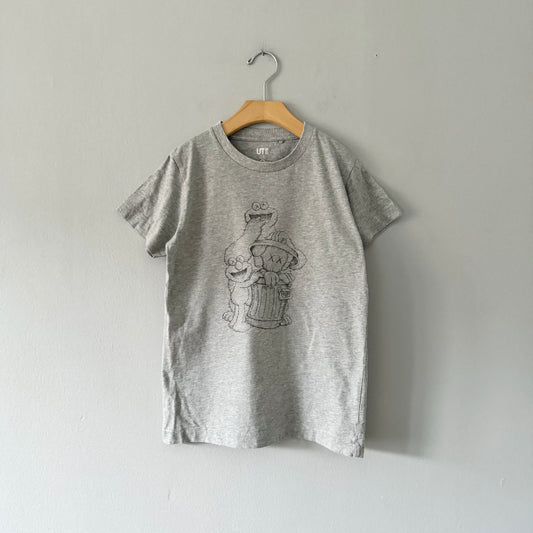 Uniqlo / kaws sesame street t-shirt / 9-10Y