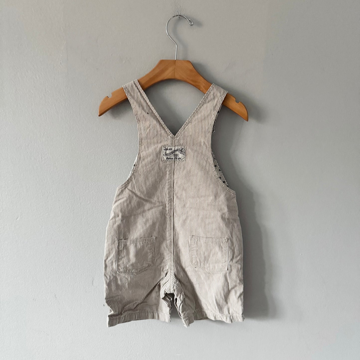 Petit bateau / Salopette courte rayée beige / 18M