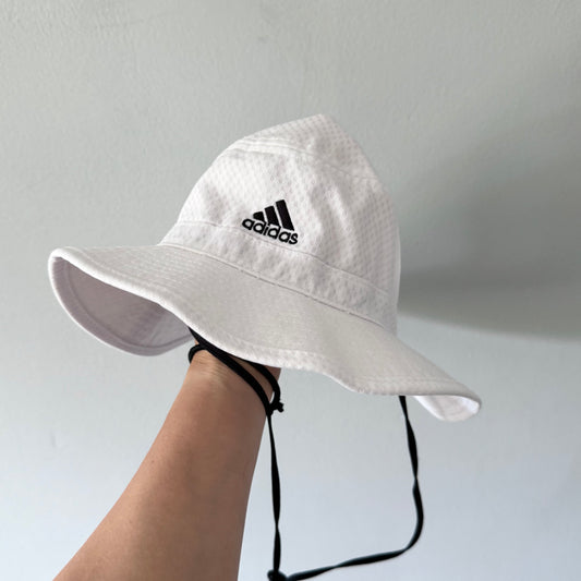 Adidas / White bucket hat / 6-8Y