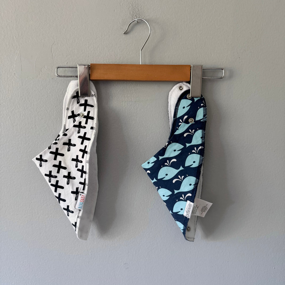 2 Bibs
