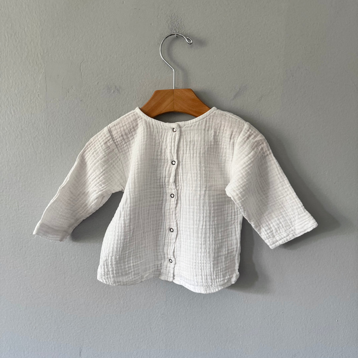 Pequeno Tocon / White muslin long sleeve / 12M