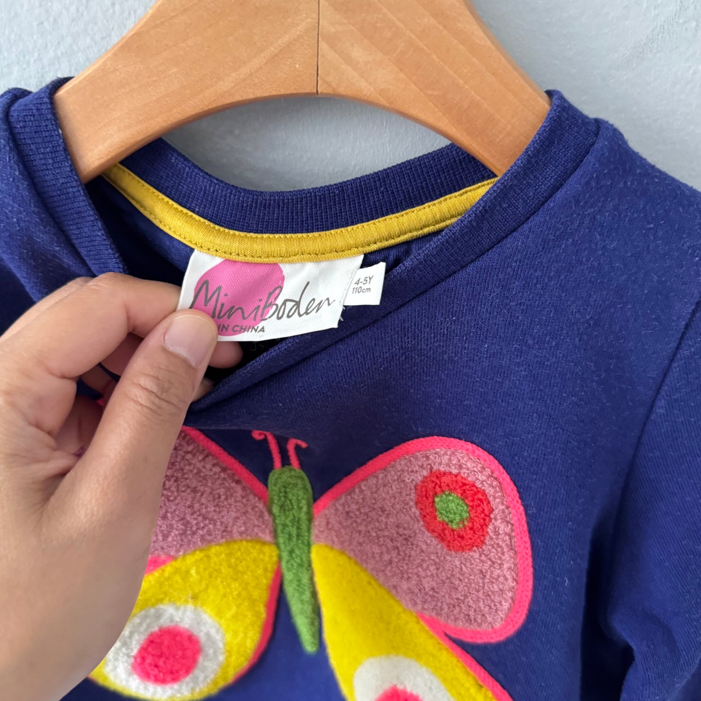 Mini Boden / Navy x butterfly sweatshirt / 4-5Y