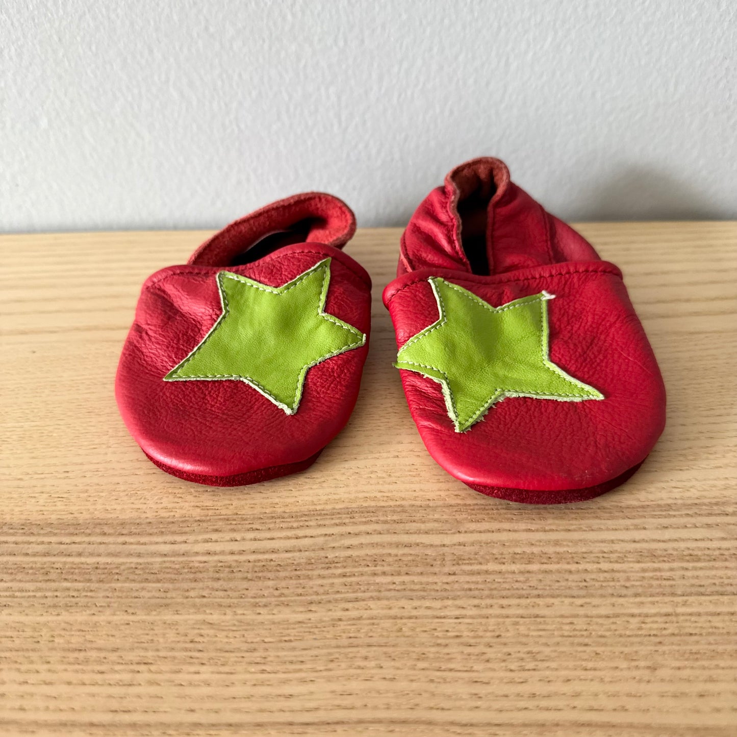 Kiki / Red x star leather moc / US4