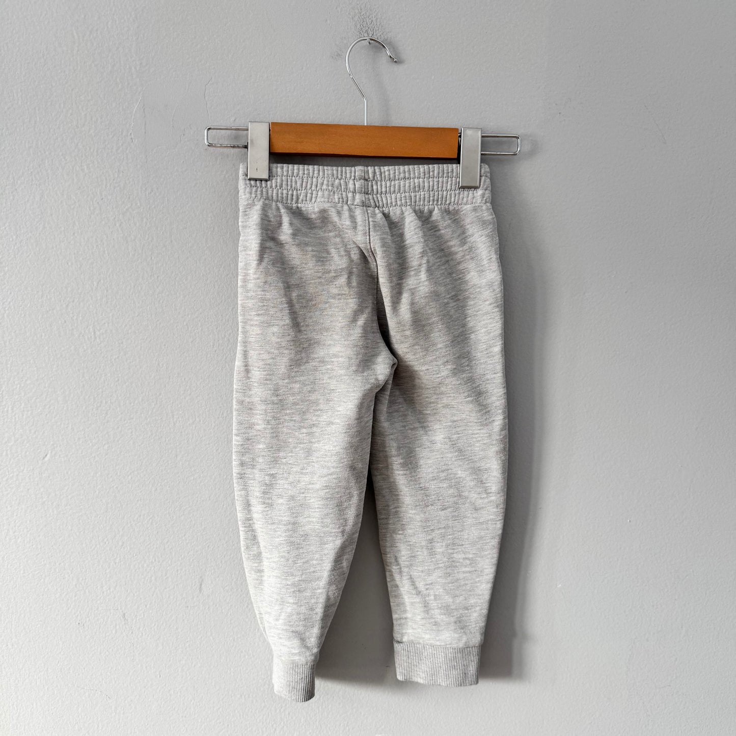 Puma / Light grey sweatpants / 4Y