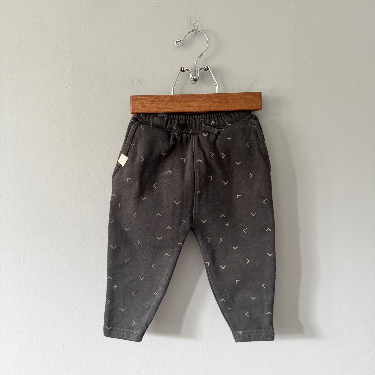 Leigh Tucker / Dark grey sweatpants / 9-12M