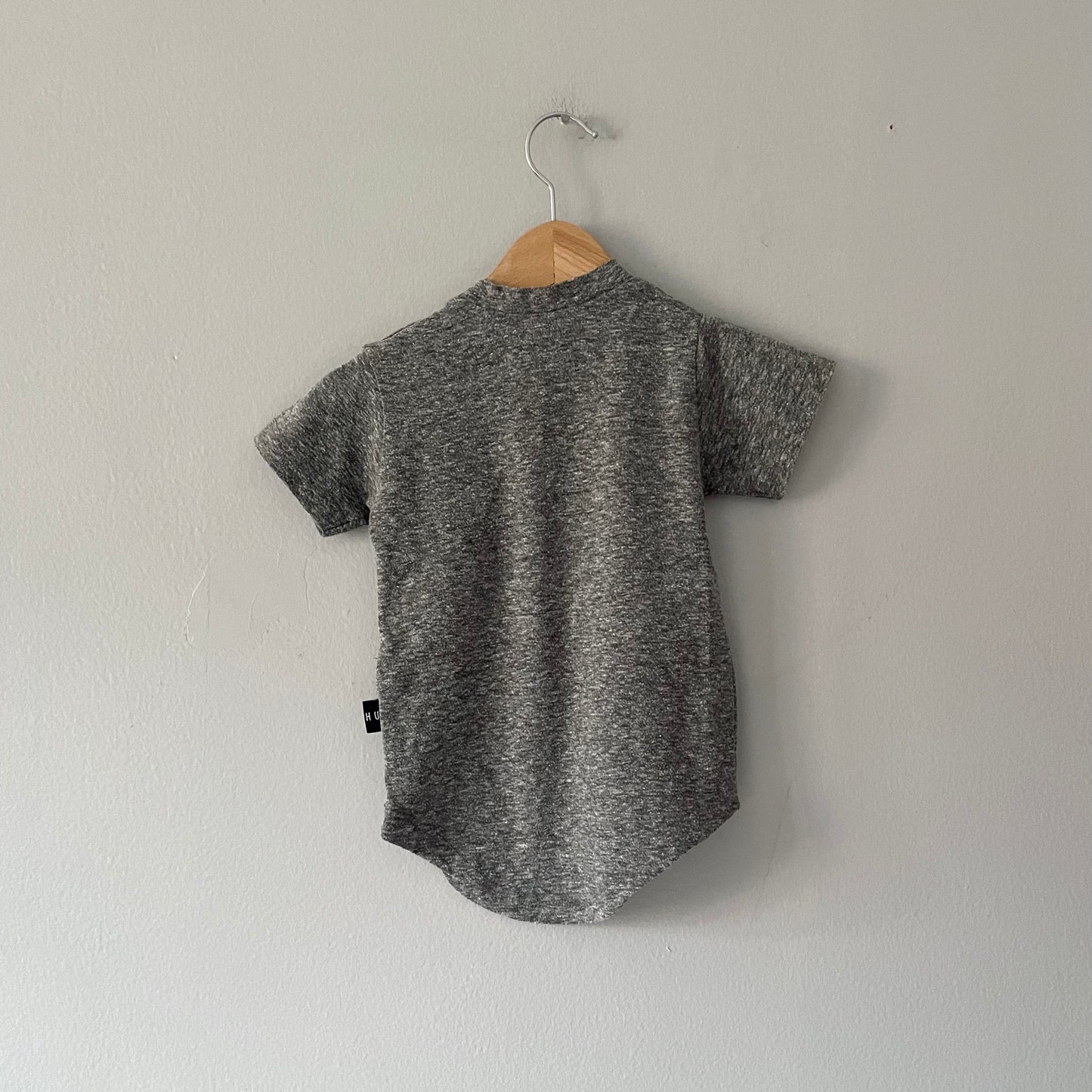 Huxbaby / Dark grey T-shirt / 6-12M
