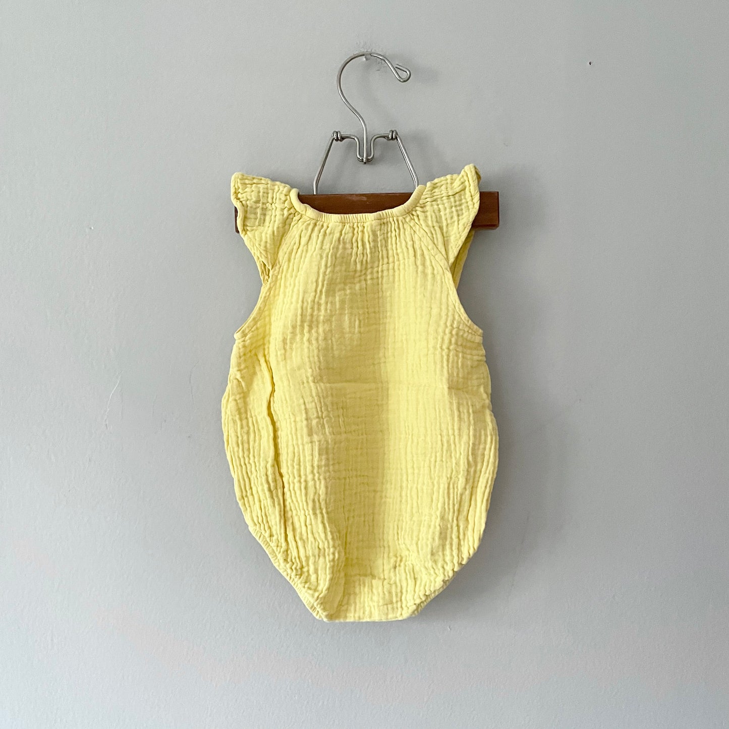 First by Petit Lem / Muslin onesie / 6M